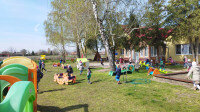 Gyerekek játszanak az udvaron